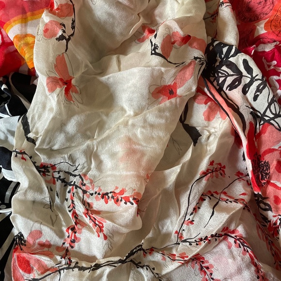 LOT of 5 scarves 4 are 100% Silk ,1 is Poly & 1 NWT Anne Klein, Vera, Echo, etc - Picture 5 of 8